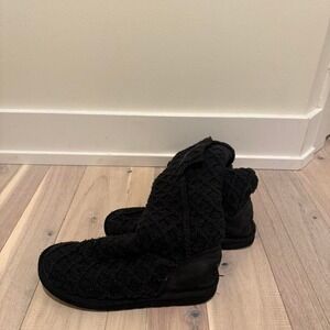 UGG black cable knit boots with buttons. Size US 9 #shearling #winterboots